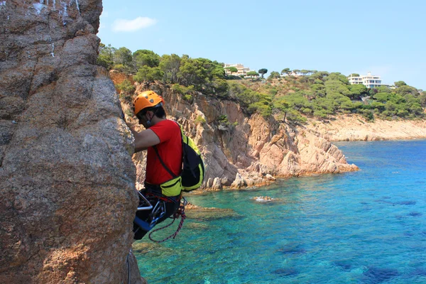 adam bir ferratas üzerinden deniz yoluyla