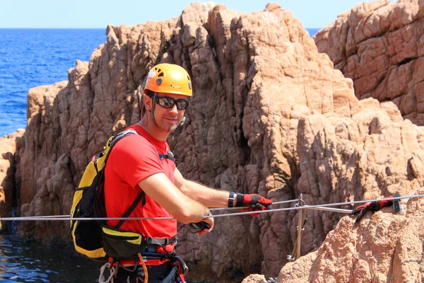 Mann wartet auf einem Klettersteig — Stockfoto