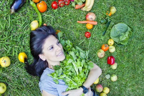 kadınla çimenlerin üzerinde bir kereviz