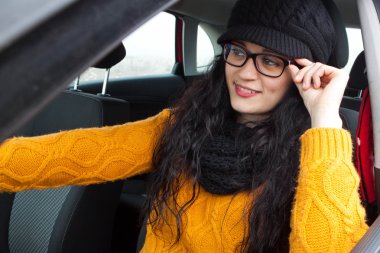 Gözlüklerini dokunmadan süre onun arabayı kız