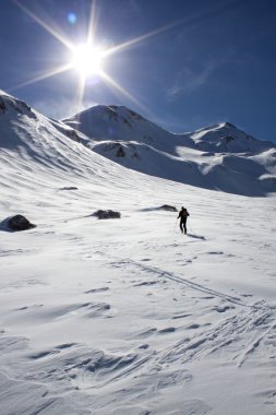döner bir dağ yamacında yapma kayakçı
