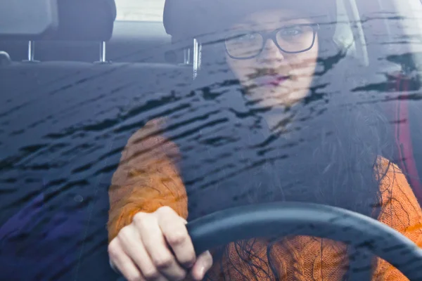 Mulher em seu carro dirigindo — Fotografia de Stock