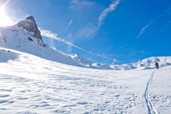 晴れた日は山のスキーヤー — ストック写真