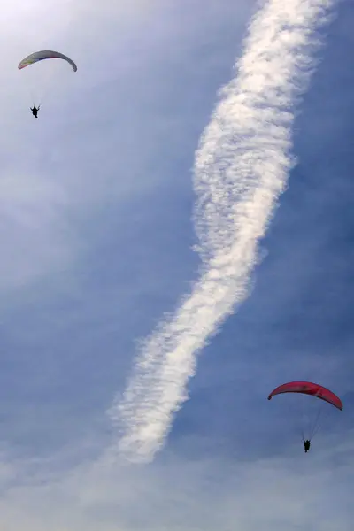 空で分けられる 2 つのパラシュート — ストック写真