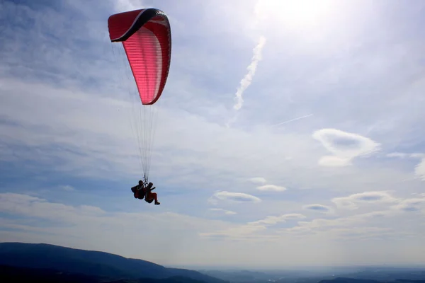 Paracaídas volando cerca del sol — Foto de Stock