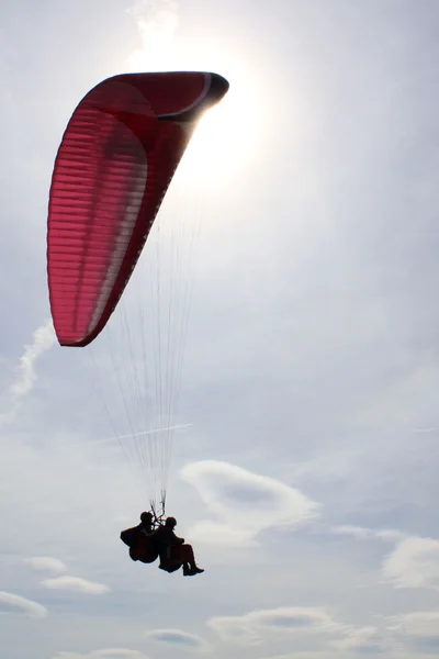 숨기는 하늘 낙하산 — 스톡 사진