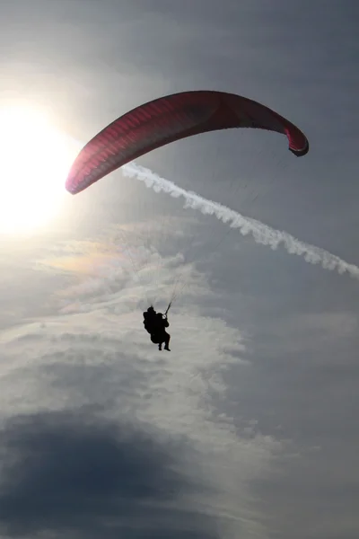 Parachute en attente près du soleil — Photo