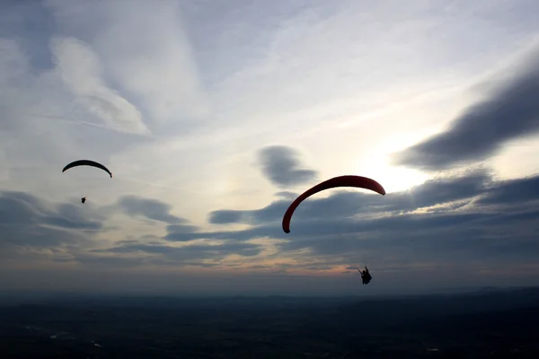 Paracaídas pendientes en el cielo — Foto de Stock