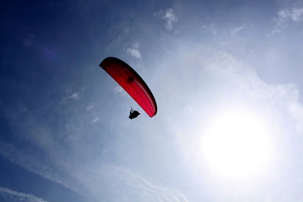 Paracaídas en el cielo — Foto de Stock