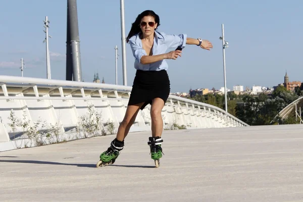 Vrouw schaatser versnellen met een rok — Stockfoto