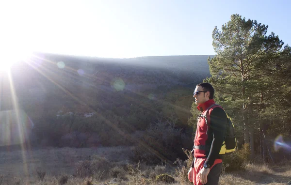 Bergsteiger hinter einem Sonnenstrahl — Stockfoto