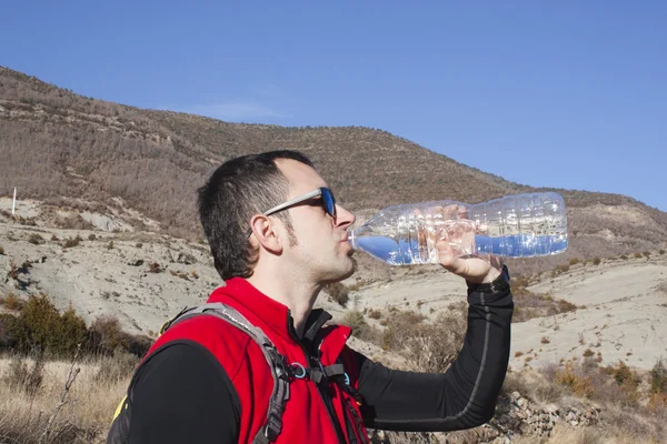 Durstiger Bergsteiger trinkt Wasser — Stockfoto