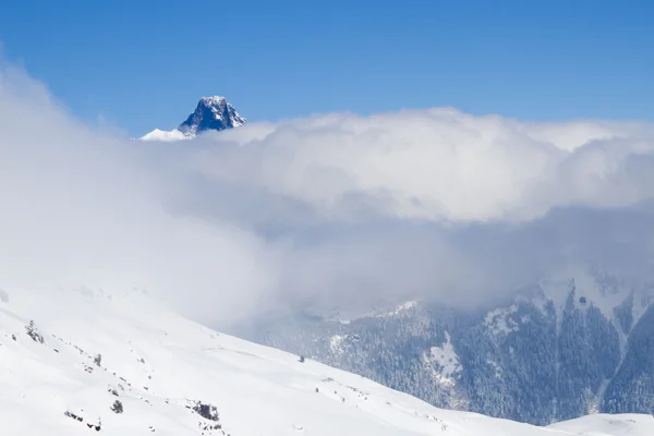 高山の雲の背後にあるピーク — ストック写真