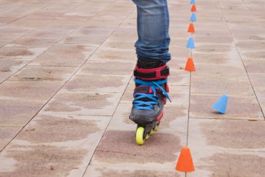 satır içi düşen bir koni ile buz pateni