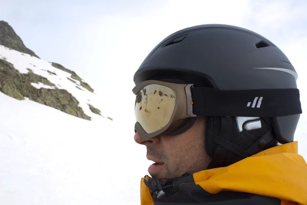 Esquiador en un telesilla subiendo de una montaña — Foto de Stock