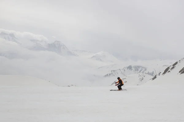 dağdan aşağı Kayak adam