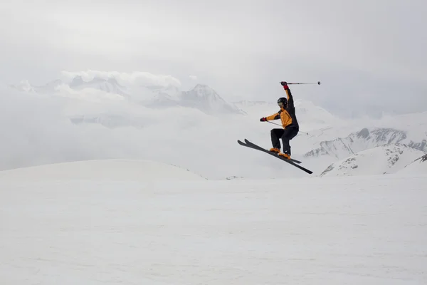 Skifahrer Springen mit Bergkulisse — Stockfoto