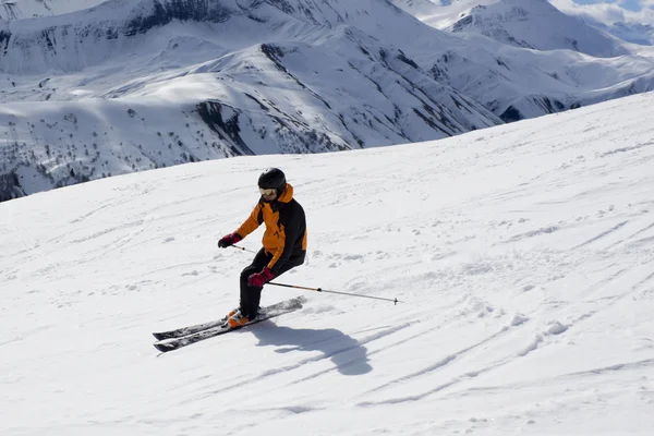 Skieur tournant vers le bas de la montagne — Photo