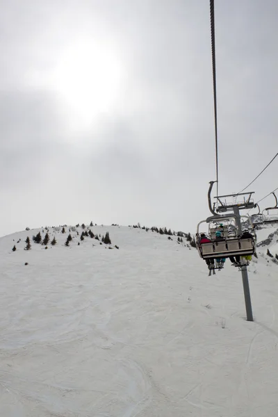 telesiyej dağa bazı ağaçların üzerinden gidiyor