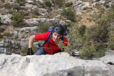 adam Ispanya 'da bir Via Ferrata kadar gidiyor