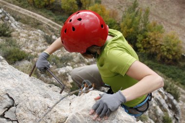 Kız gayreti yapıyor bir via ferrata İspanya