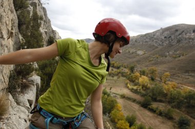 Kız yüksek yapıyor bir via ferrata İspanya