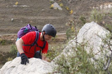 bir ağacın arkasındaki adam bir via ferrata İspanya