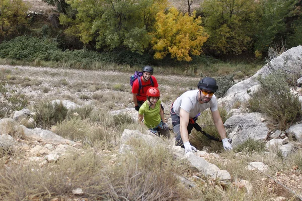 Ομάδα τριών ορειποιοί που κάνουν μια Via Ferrata στην Ισπανία — Φωτογραφία Αρχείου
