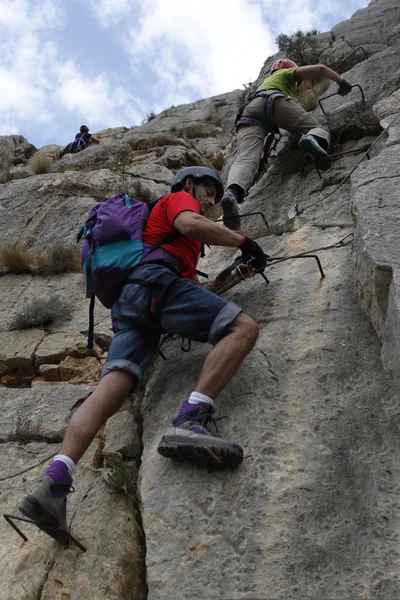 Bergsteigergruppe im Hochgebirge in einem Klettersteig in Spanien — Stockfoto