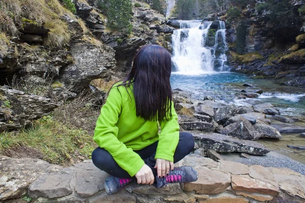 Mujer en una cascada — Foto de Stock