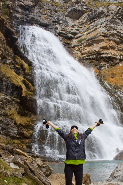 kadın bir şelale altında