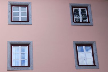 bir duvar içinde dört pencere eşiği
