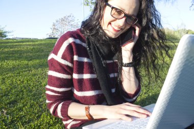 süre belgili tanımlık smartphone ile konuşmak ve internet danışmanlık gülümseyen kız