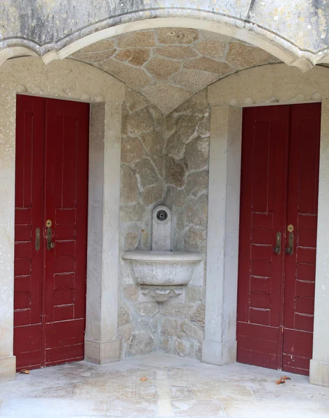 İki kapı arasında çeşme