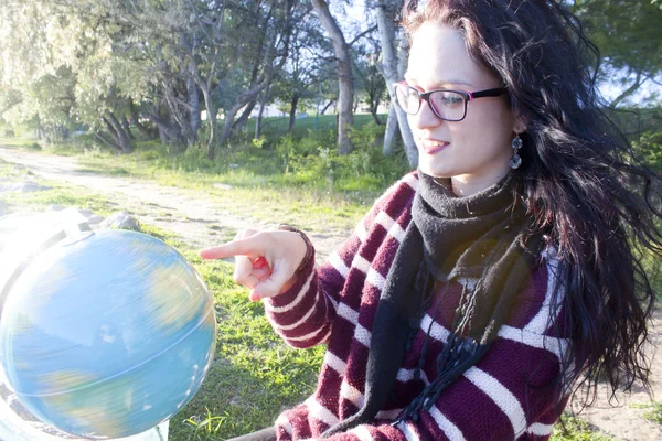 Mulher escolher onde viajar em férias — Fotografia de Stock