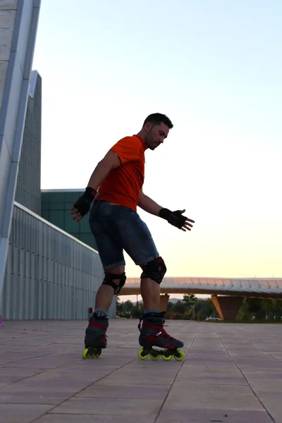 인라인 스케이트와 사라고사, 스페인의 건물 남자 — 스톡 사진