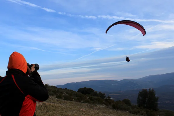 Un fotógrafo tomando una foto de un paracaídas — Foto de Stock