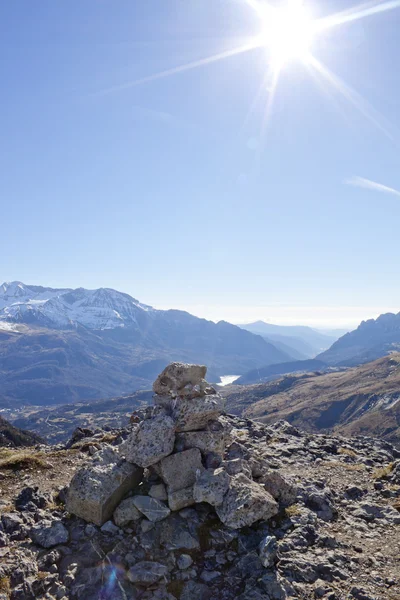yüksek bir dağın taşlarından yapılmış piramit