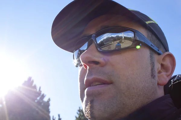 uzun yürüyüşe çıkan kimse karlı dağlarda arıyor