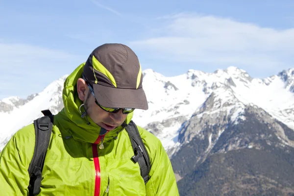 Cadena montañosa detrás de un excursionista con gorra —  Fotos de Stock