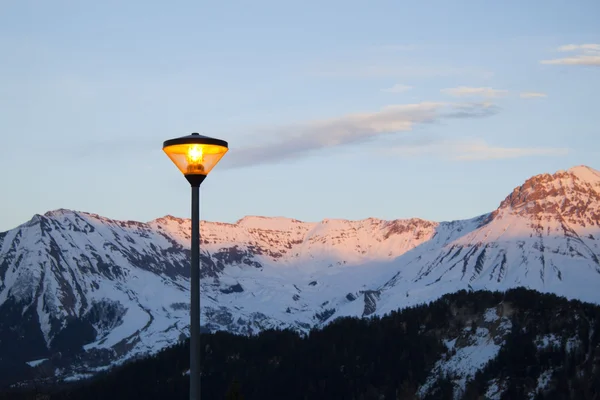 Lamppost encender en una noche de invierno — Foto de Stock