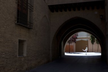 kadın bacağı yükselterek Dean kemer gezi