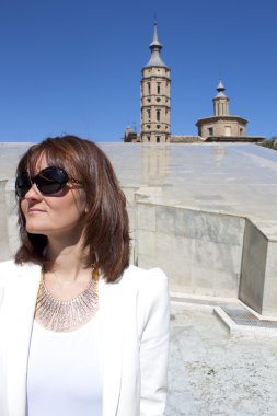 bir kule ile Zaragoza için yapılan gezi kadın