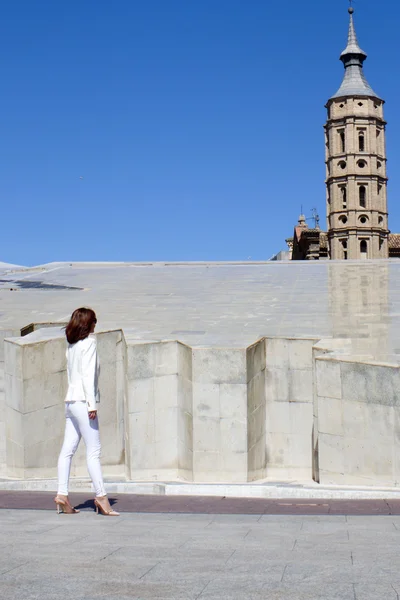 zarif kadın kuleye arıyor