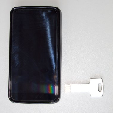 Mobil ve anahtar bir pendrive