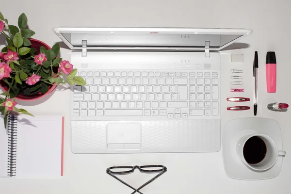 Ноутбук и розовые вещи для использования в офисе — стоковое фото