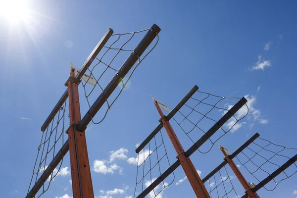 güneşli gökyüzü üzerinde bir teknenin üç gemi direkleri