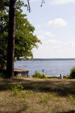 yelken tekne gölde bir sahil Fransa'da yaz aylarında yakın:
