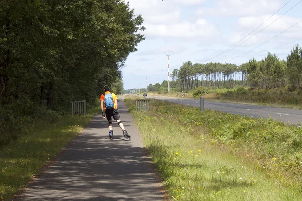 Fransa'da road yakınındaki döngüsü doğrultusunda paten patenci adam