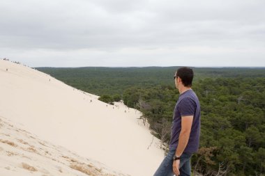 adam Pilat dune Fransa aşağı giden insanlar arıyorum